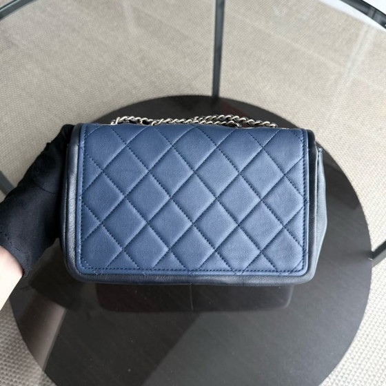 Image 1 of Borsa Chanel Seasonal Flap - 23 cm in pelle di agnello trapuntata bicolore bianco, nero e finiture dorate, serie 19