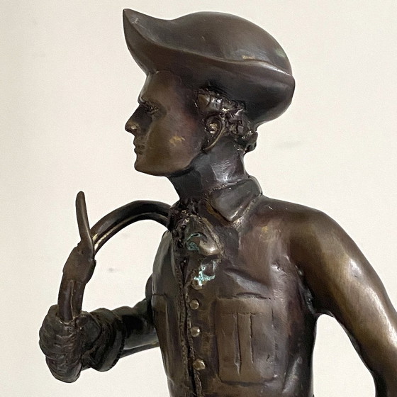 Image 1 of Épreuve En Bronze À Patine Brune "Piqueur Au Relais, Valet De Chasse À Courre Et Ses Chiens"