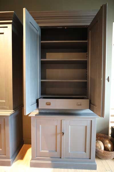 Credenza Mikano con etichetta privata