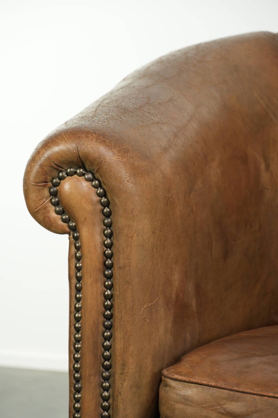 Leuke grote en comfortabele vintage schapenleren clubfauteuil in een mooie lichte cognac kleur – Leather (photo 10 of 12)