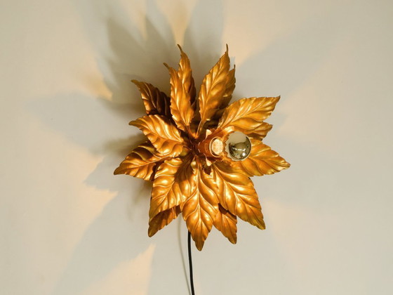 Image 1 of Rare grande lampe de plafond ou applique murale de style florentin, plaquée or, signée Hans Kögl, datant des années 1980.