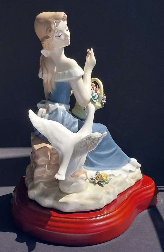 Image 1 of Large porcelain figurine: Lady with a goose and basket of flowers