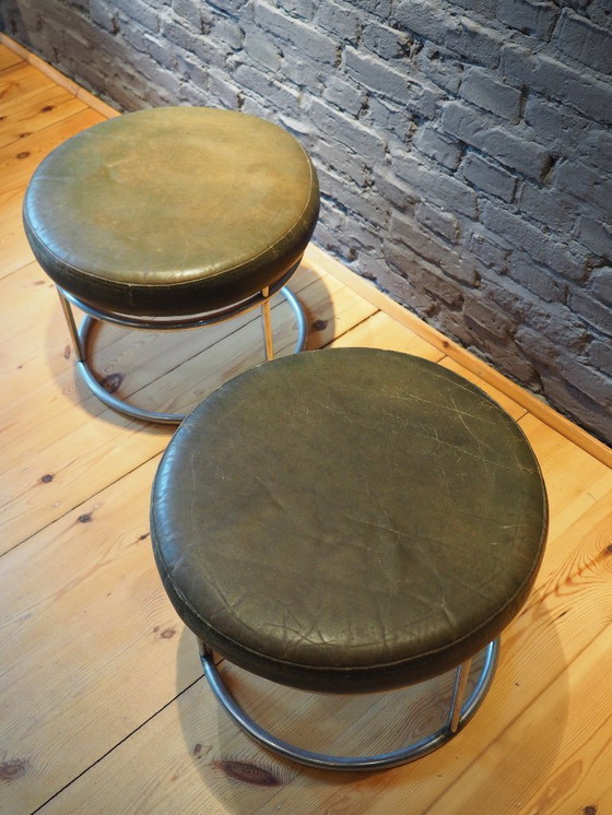 Image 1 of Deux tabourets, sièges, chrome et cuir vert, thème cirque