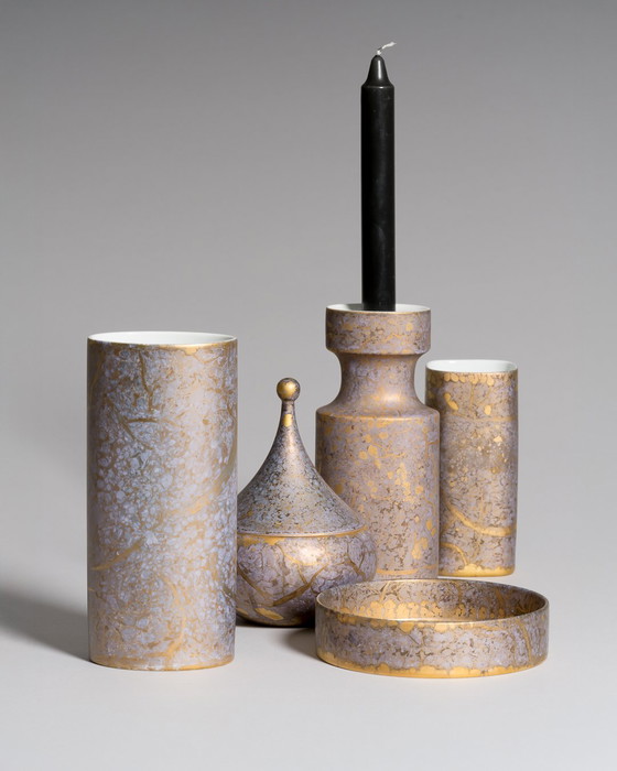Image 1 of Helmut Drexler per Rosenthal - Gruppo scultoreo di cinque vasi in porcellana - Serie Goldfeuer in grigio lilla e oro