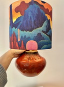 Ruimtevaart tafellamp gemaakt van een vintage vaas, hergebruikt voor een lamp in space age-stijl.