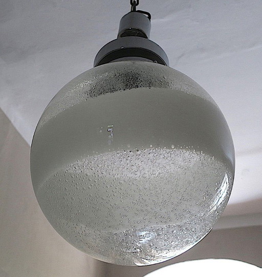 Murano Mazzega Kugel-Pendelleuchte mit markanter Spirale, 1960er Jahre