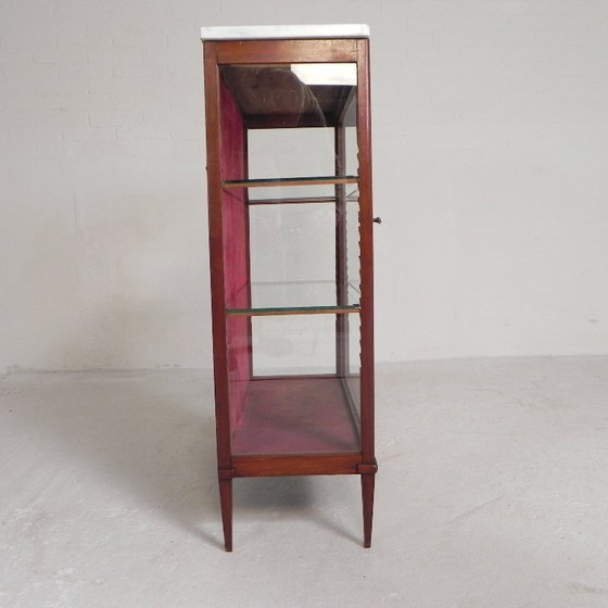 Image 1 of Vitrina de caoba con tapa de mármol, década de 1920.