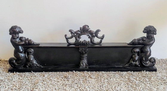Image 1 of Panneau ancien en bois sculpté représentant un chérubin.