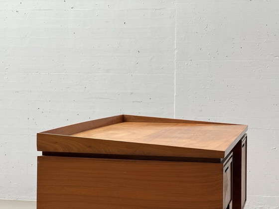 Image 1 of Elegante escritorio de mediados de siglo en nogal, década de 1960.