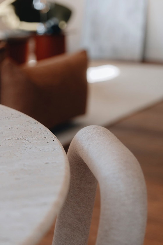 Image 1 of Table de salle à manger ronde en travertin – une pièce design intemporelle