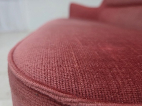 Image 1 of Schwedisches 2-Sitzer-Sofa aus den 1970er Jahren, rosa Möbelvelours, Buchenholz.