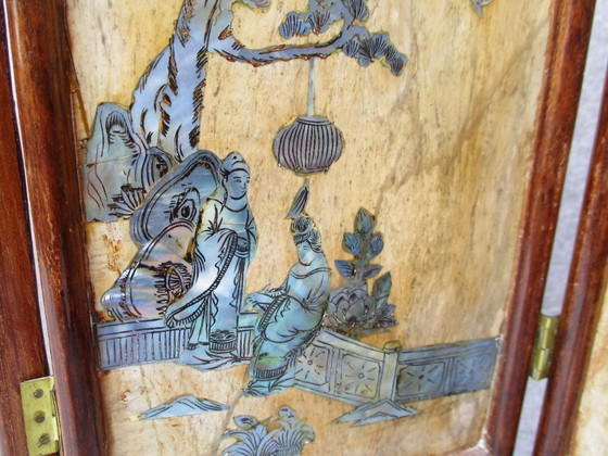 Image 1 of Chinese tafelscherm, ingelegd met parelmoer in stenen antieke panelen.