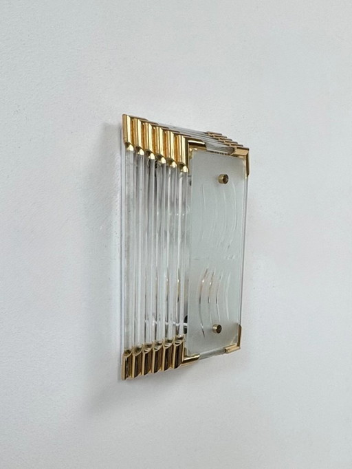 Vintage-Wandleuchte aus sandgestrahltem Glas und goldfarbenem ABS, Italien, 1980