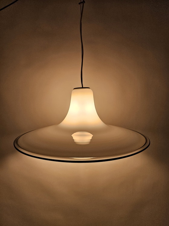 Image 1 of Pendelleuchte aus weißem Glas mit schwarzem, transparentem Rand, Modell „Hexenhut“, aus Italien