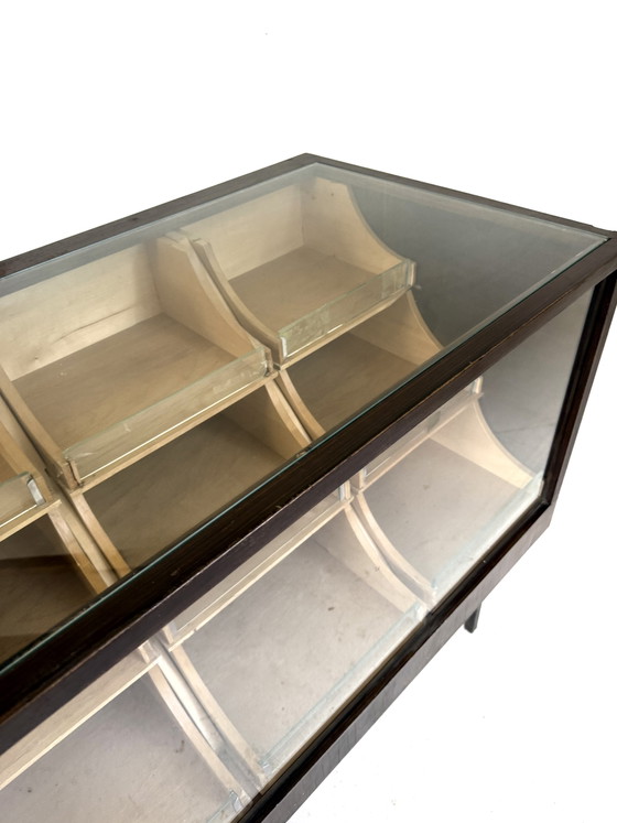 Image 1 of Vintage eikenhouten winkelvitrine/toonbank, Duitsland ‘50