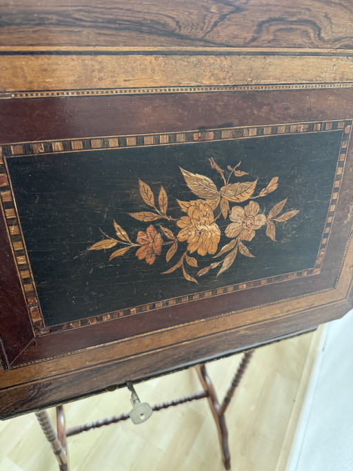 Italiaanse antiek sieraden tafel met gedraaide voeten 