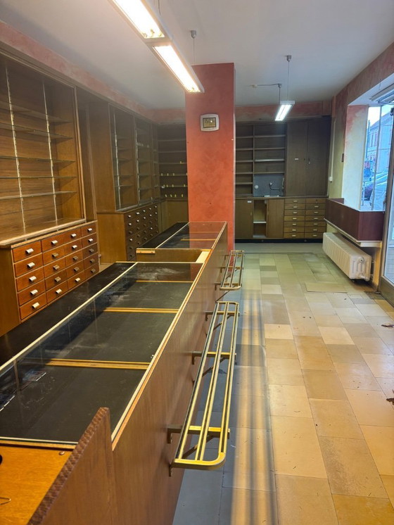 Image 1 of Interno completo di farmacia di metà secolo (a forma di U) – Realizzato su misura, anni '60
