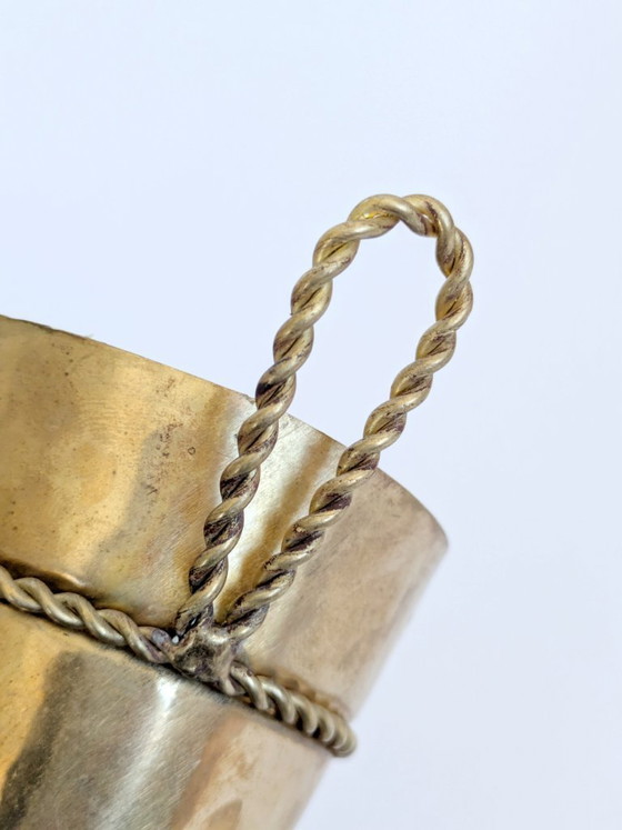 Image 1 of Vaso da parete vintage in ottone conico, decorazione a corda martellata e nappa, stile neoclassico.