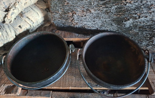 Pareja de recipientes de hierro fundido con sello – decoración industrial 