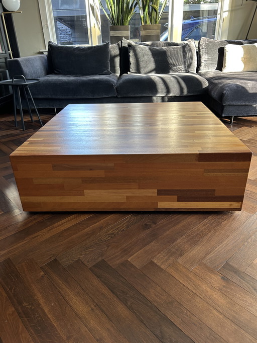 Robuster Couchtisch aus Mischholz