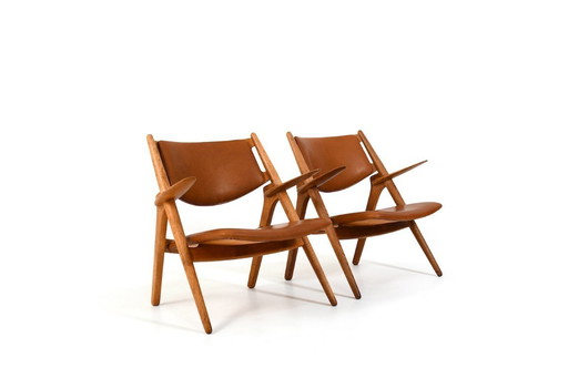 Par de sillones CH-28 de roble de la primera generación, diseñados por Hans J. Wegner.