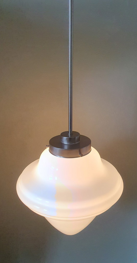 Image 1 of Lampada a sospensione Art Déco 'Eikel'. Vetro opalino con cornice in nichel opaco.