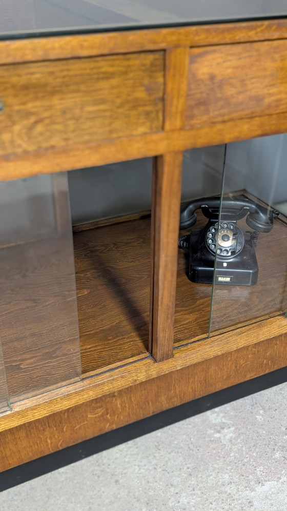 Image 1 of Vitrine/comptoir Art déco en chêne, vers 1930

