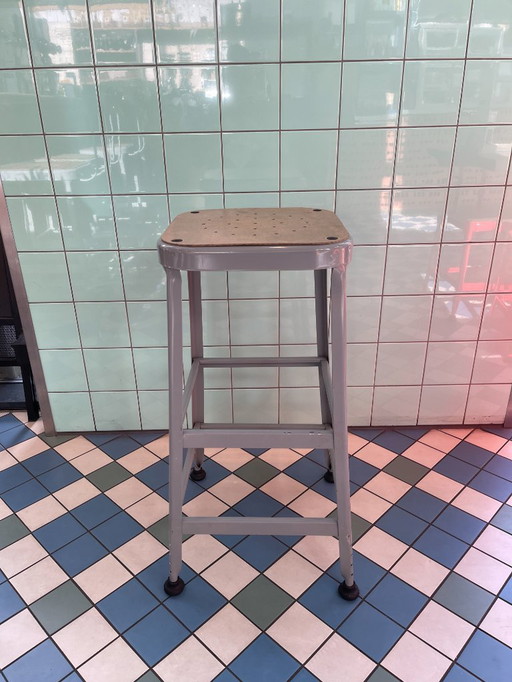 8 sgabelli Aurora in metallo vintage. (7 senza schienale, 1 con schienale)