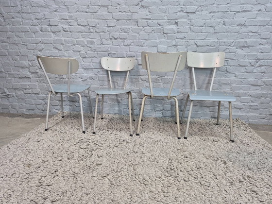 Image 1 of Chaises industrielles en bois, structure gris clair et assises bleues, lot de quatre – Pays-Bas, années 1950