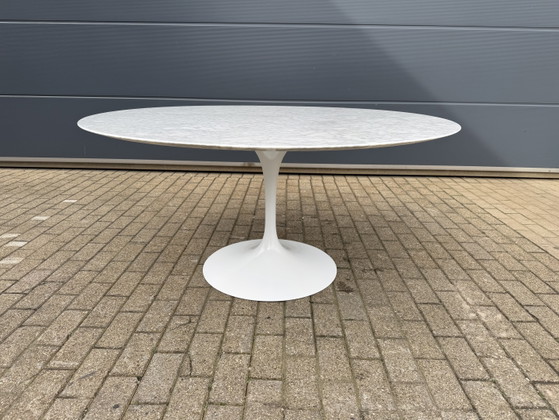 Image 1 of Originele ronde Knoll Tulip eettafel (152cm) Carrara marmer