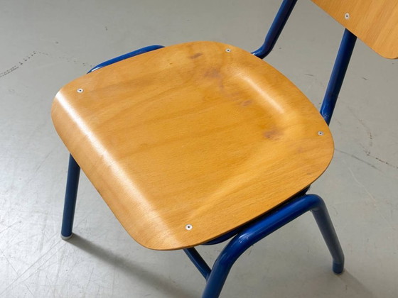 Image 1 of 4 vintage stapelstoelen van het Schönauer schoolmeubilair