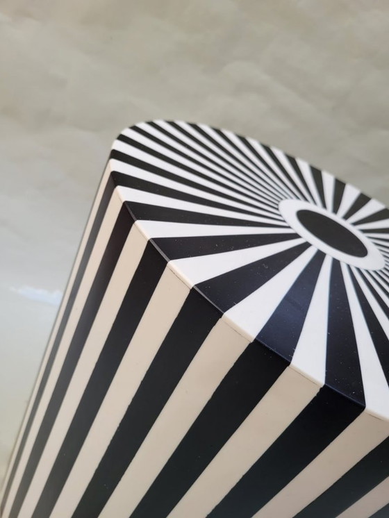 Image 1 of Tavolino in resina bianco e nero fatto a mano in Marocco – Handgemaakt in Marokko Zwart-Wit Resin Bijzettafel