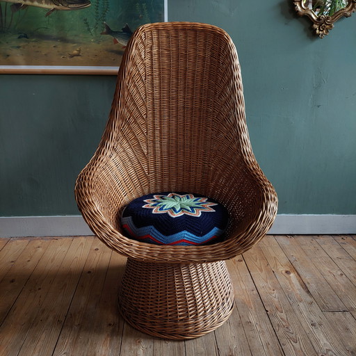 Vintage rieten of rotan stoel met Vintage kussen