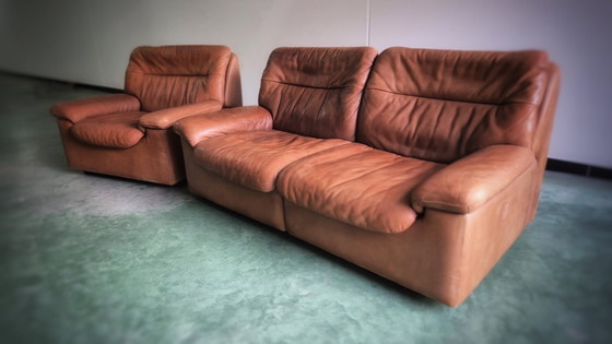 Image 1 of De Sede vintage lederen sofa (2-zit) én fauteuil (1-zit) Model DS66 cognac ontworpen door Carl Larsson