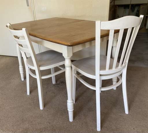 Mesa de comedor vintage con 2 sillas.