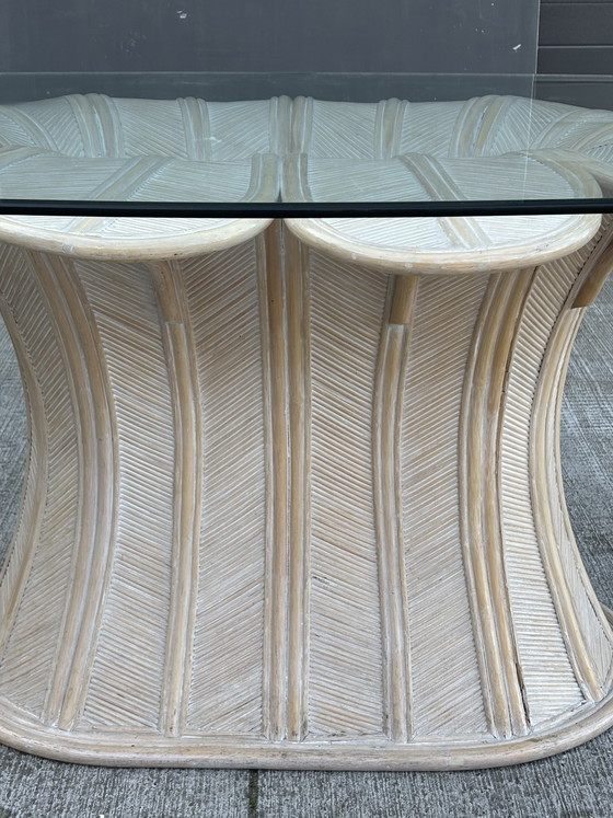 Image 1 of Grote Hollywood Regency eettafel in “pencil reed” rotan met afgeschuind glas, jaren 80
