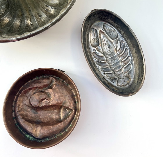 Image 1 of Collection de moules à pâtisserie anciens en cuivre – gâteau Bundt, poisson et homard – datant du début du XXe siècle.