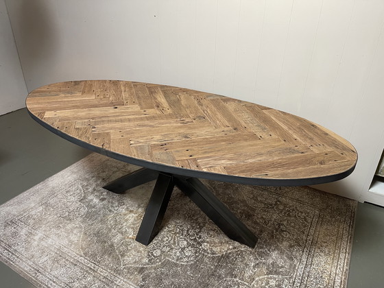 Image 1 of Table de salle à manger à chevrons en chêne recyclé