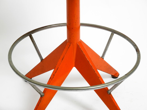 Image 1 of Seltener massiver italienischer Mid Century Industrial Metallhocker von Mautren in seltenem Orange | mit höhenverstellbarer Sitz