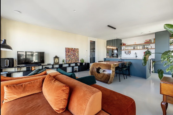 Image 1 of Unieke handgemaakte eetkamertafel uit één boomstam