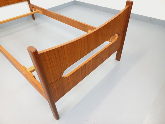 Image 1 of Lit simple vintage style scandinave en teck des années 60