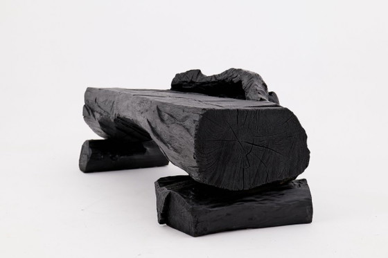 Image 1 of Bank van massief verkoold hout van Logniture – een organisch, modern en sculpturaal zitmeubel.