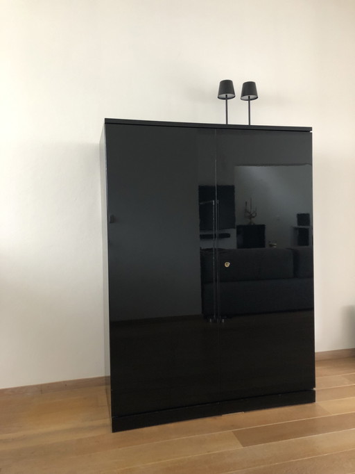 CASSINA nera molto eccedente a 2 ante con ripiani a incastro