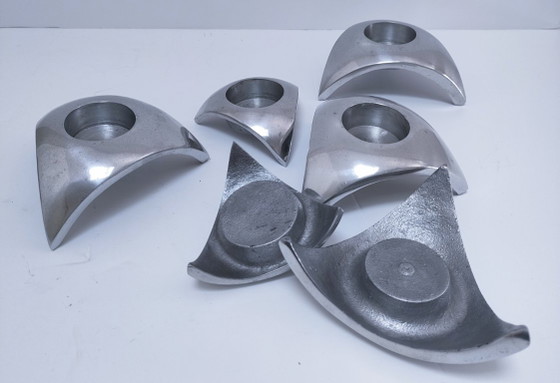 Sechs dreibeinige Aluminium-Kerzenhalter 90er Jahre, Silber (Foto 7 von 12)