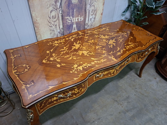 Image 1 of Bureau ancien de style baroque, orné d'incrustations. Dimensions : 200 x 85 cm et 79 cm de hauteur.