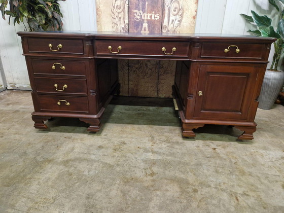 Image 1 of Klassieke Engelse dubbelzijdig bureau, schrijftafel, partnerdeks met lederen inleg afm. 180x105 en 76cm hoog.