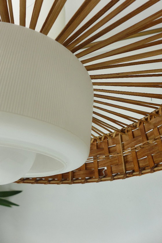 Image 1 of Vintage hanglamp DORIA uit de jaren 60/70, van glas en rotan, UFO-vormig ontwerp, Deens design.