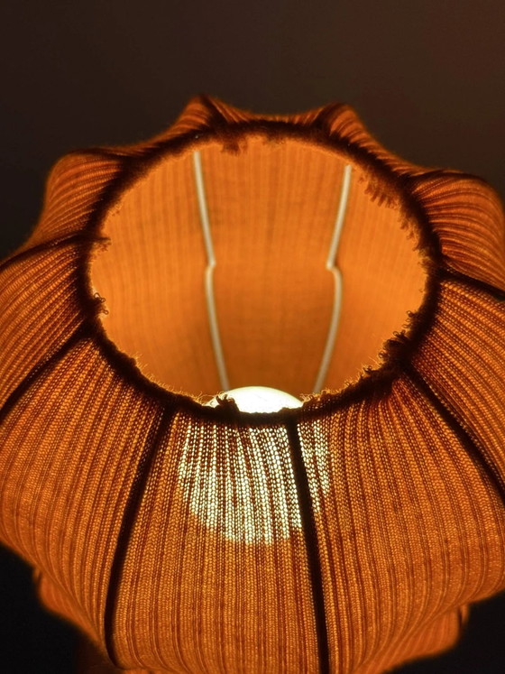 Lamp with a plastic base and a coloured fabric shade in Mid Century style. – Table lamps, Wool (photo 5 of 7)