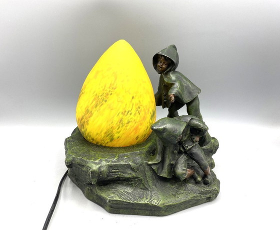 Image 1 of Art Deco stijl tafellamp met kinderen – sculpturale lamp met geel glas ca. 1970–1980 Copy van A. Moreau - Kunsthars