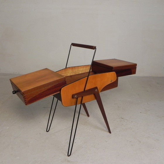 Image 1 of Coffre à couture vintage, coffre de rangement pliable à pieds inclinés, années 1950
